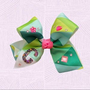 🎀💚 Handcrafted 5 inch hair bow with a glitter letter “C” ✨